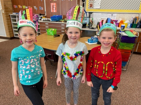 Group of kinders with hats 